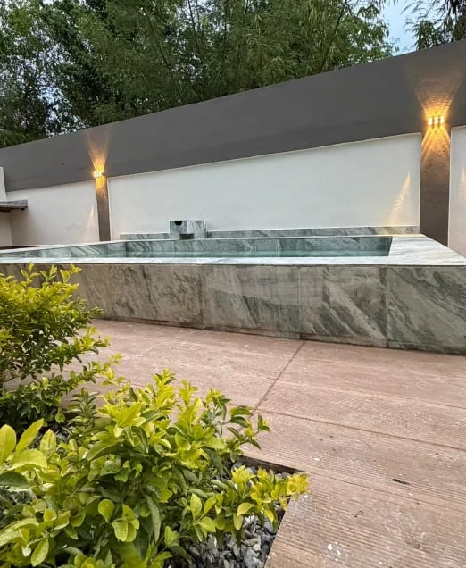 Piscina moderna con mármol