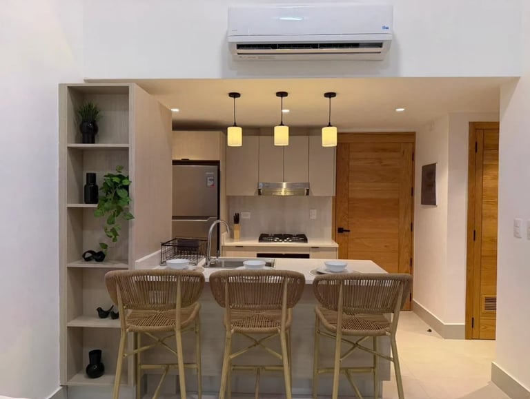 Cocina moderna con isla blanca
