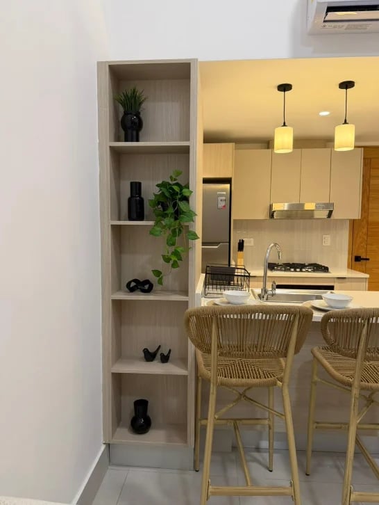 Cocina con estantería y sillas